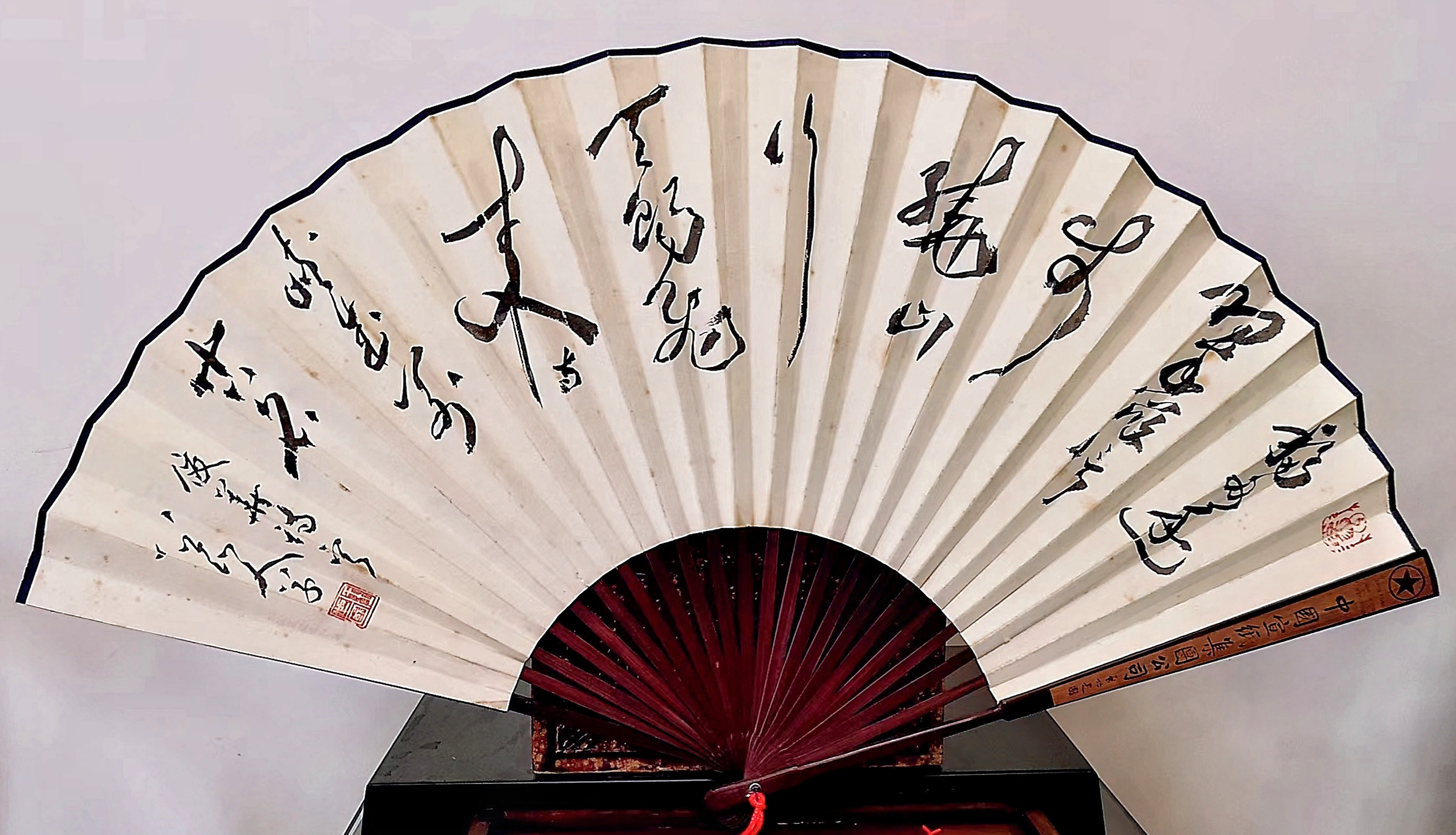 狂草扇面《杨俊华·游清远飞来峡》:移舟逐翠筱,信步绕山行。天赐飞来寺,峡成万古名。