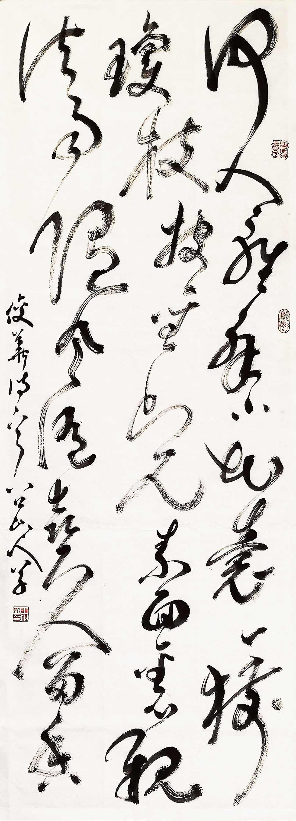 狂草四尺条屏《杨俊华·咏鸡蛋花》:何人轻解小花囊?一树琼枝披圣光。素面金心亲法雨,随风随喜久留香。