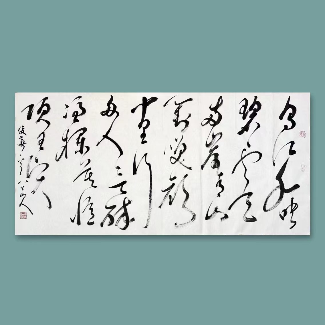 四尺整纸狂草《杨俊华·重庆乌江》: 乌江水映碧云天, 两岸青山对笑颜。 十里行舟人欲醉, 凭栏莫忆项王贤。