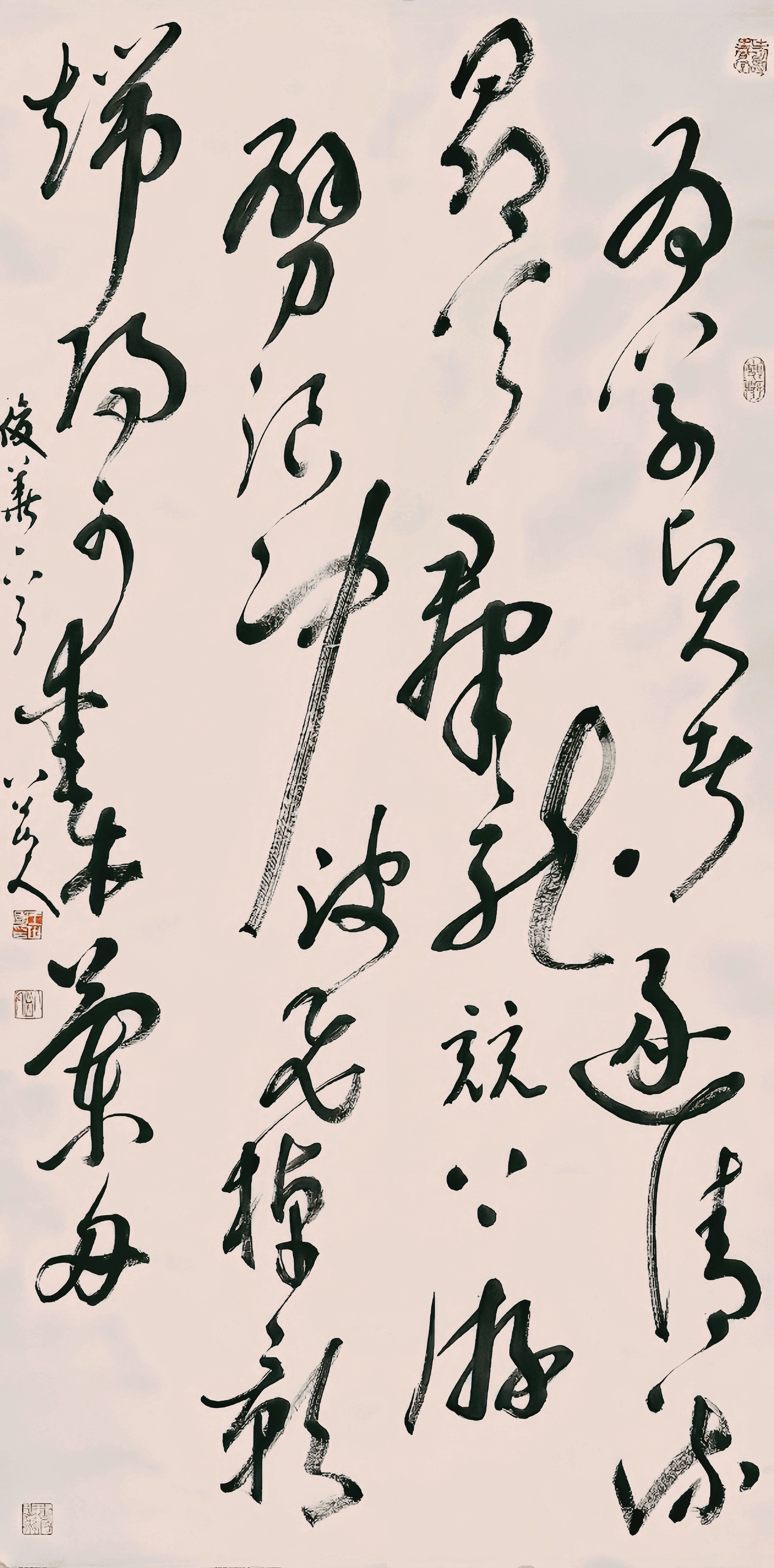 四尺中堂狂草《杨俊华·观端午龙舟赛》:“为学贤者逐清流,昂首群龙竞上游。劈浪冲波飞棹影,端阳可爱木兰舟。”