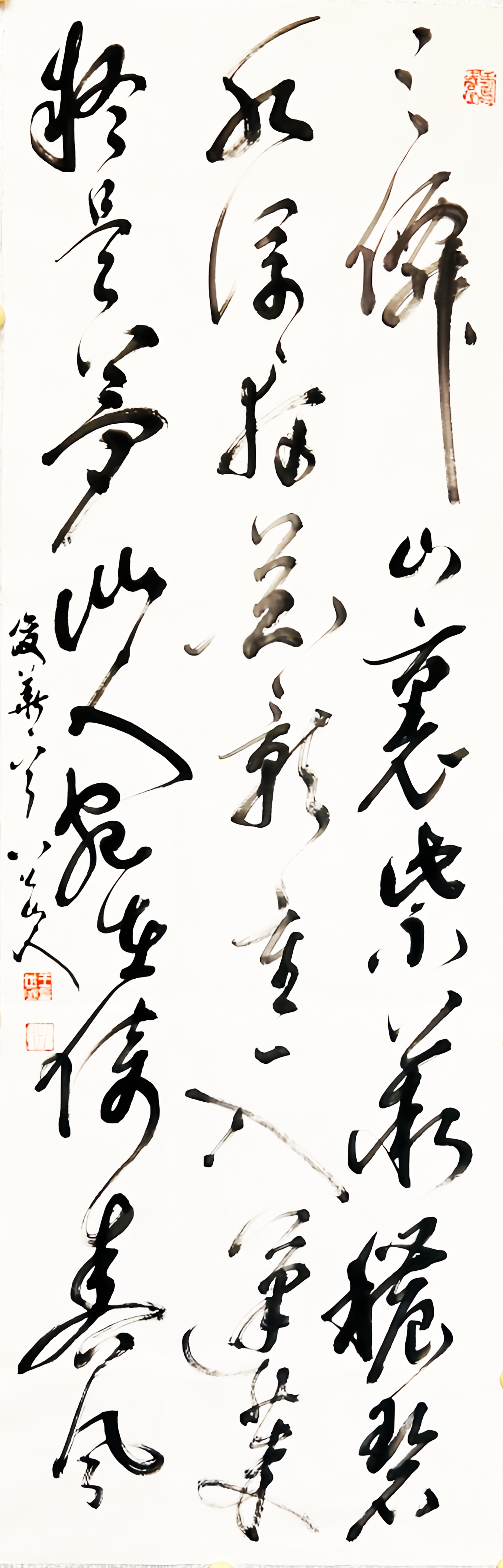 《杨俊华·游蓬莱三仙山》：“三仙山里紫薇秾，碧水浮轩花影重。一入蓬莱疑是梦，仙人宛在倚春风。” ​